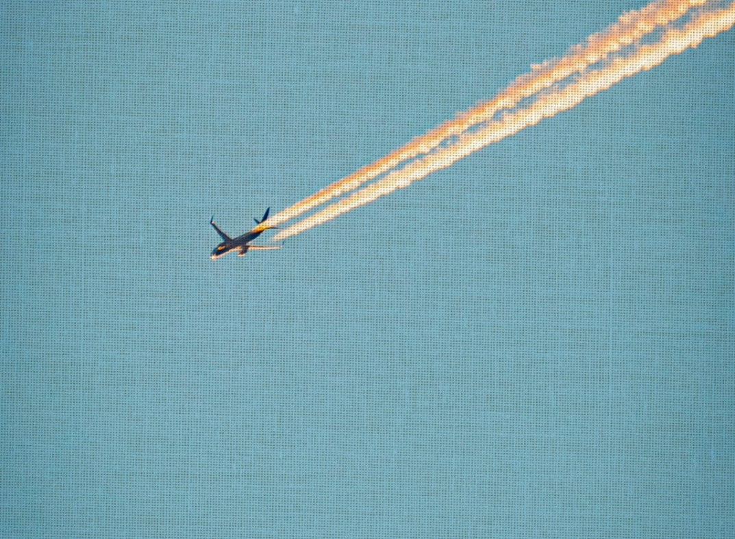 O que é aquele rastro branco atrás dos aviões?